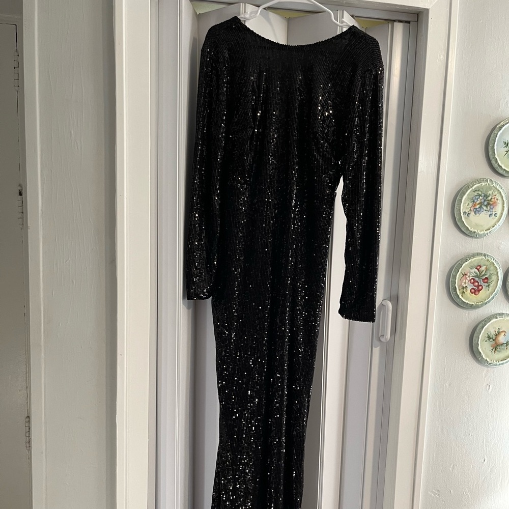 Elegant Black Sequin Long-Sleeve Prom Dress